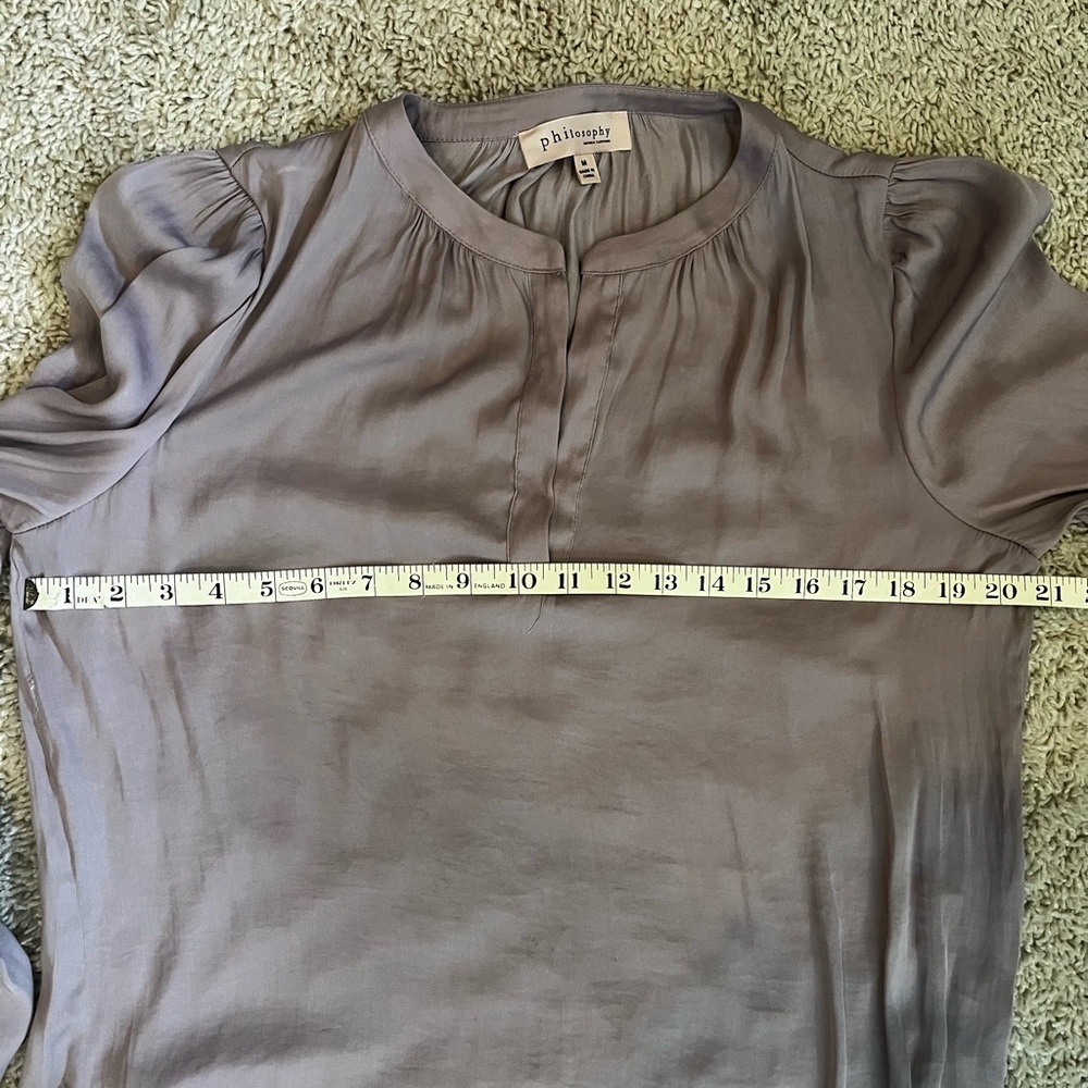 Philosophy lilac SZ M loose fit blouse. Gathered sleeves at wrists. Pretty - Picture 7 of 12